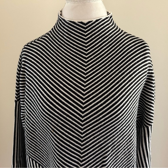 Pretty Black/White Sweater - Picture 2 of 6